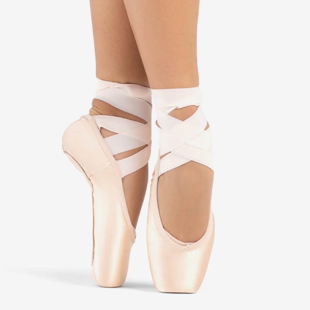 NWT Capezio Women’s PNWT Capezio Women’s Phoenix Strong Shank Pointe Shoe, 1147W